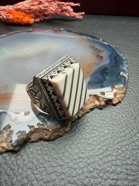 Gümüş Yarma İşlemeli Fildişi Taşlı Gümüş Yüzük