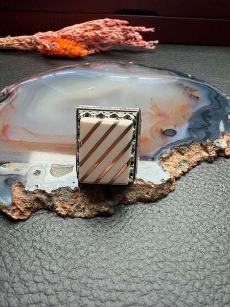 Gümüş Yarma İşlemeli Fildişi Taşlı Gümüş Yüzük