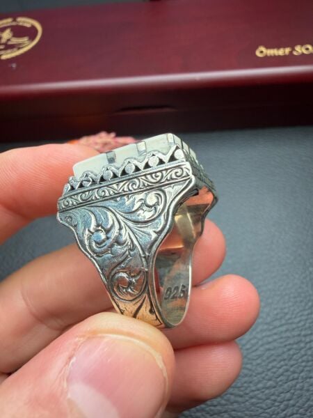 Gümüş Yarma İşlemeli Fildişi Taşlı Gümüş Yüzük