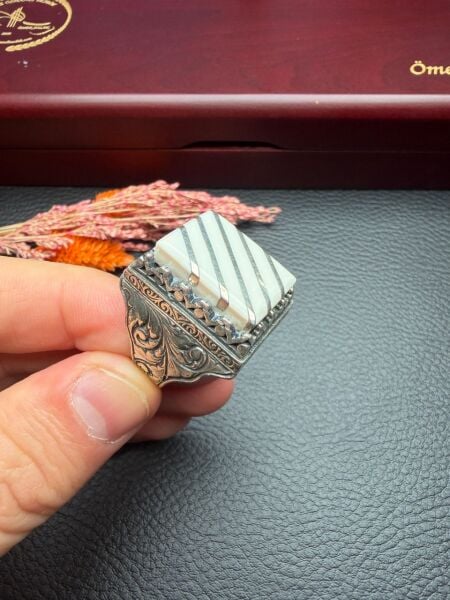 Gümüş Yarma İşlemeli Fildişi Taşlı Gümüş Yüzük