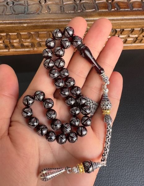 Küre Model Koyu Kırmızı Renk Gümüş İşlemeli Ateş Kehribar Tesbih