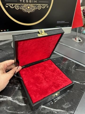 Siyah Renk Deri İçi Kırmızı Renk Kadife Döşeme Tesbih Kutusu
