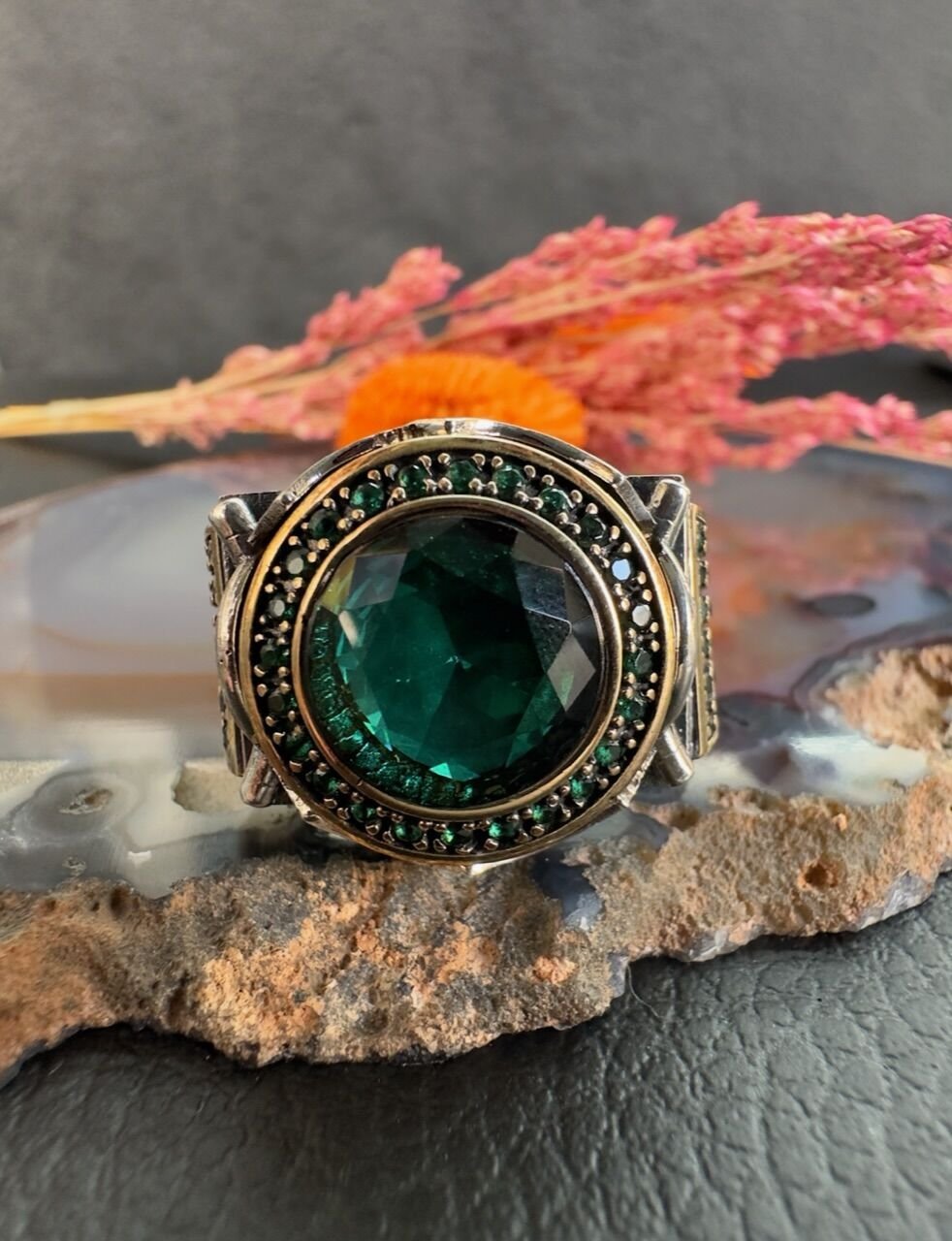 Zorbey Özel Seri Zümrüt Taşlı Gravür Bezeme Gümüş Erkek Yüzük