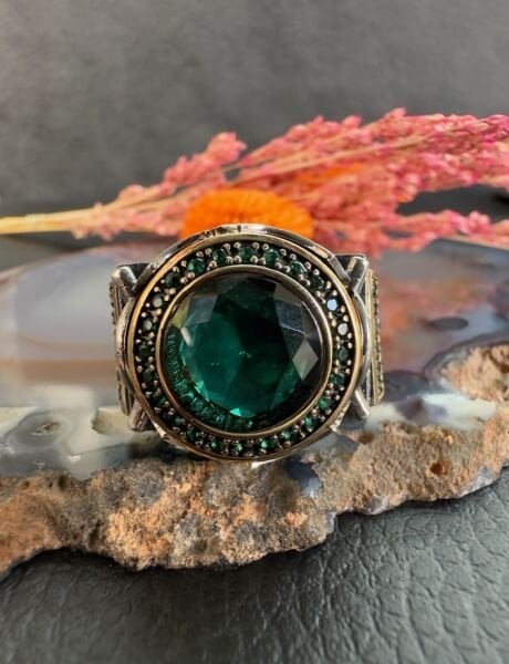 Zorbey Özel Seri Zümrüt Taşlı Gravür Bezeme Gümüş Erkek Yüzük