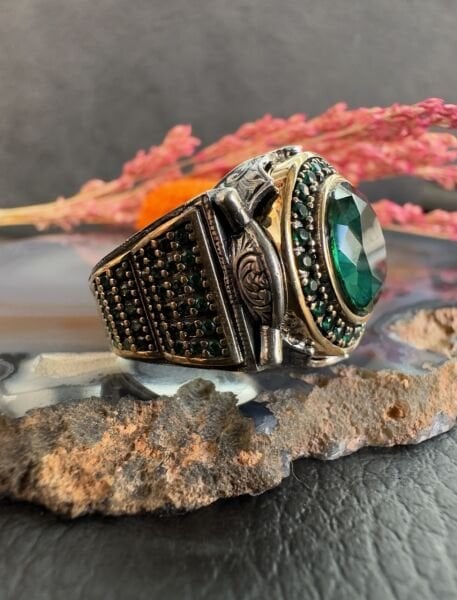 Zorbey Özel Seri Zümrüt Taşlı Gravür Bezeme Gümüş Erkek Yüzük