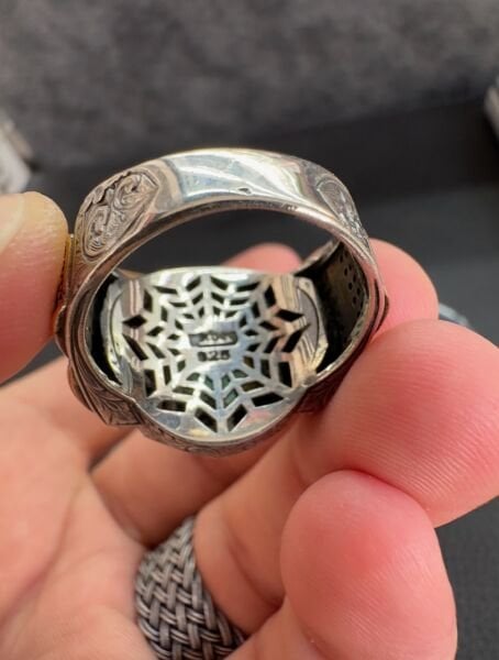 Zorbey Özel Seri Zümrüt Taşlı Gravür Bezeme Gümüş Erkek Yüzük