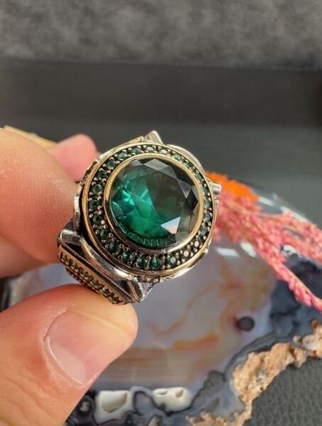 Zorbey Özel Seri Zümrüt Taşlı Gravür Bezeme Gümüş Erkek Yüzük